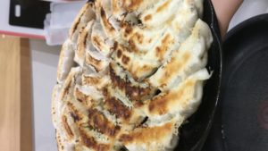 熊本の餃子の王国の餃子が焼きあがった画像