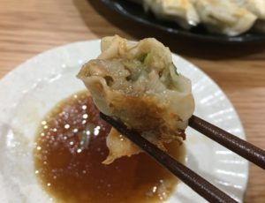 熊本の餃子の王国の黒豚生餃子の中身の画像