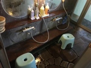 阿蘇白水温泉瑠璃の家族風呂の洗い場の写真